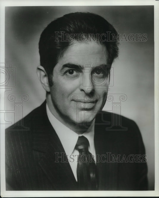 1973 Press Photo Four Roses Distillers Company president Lionel W. Greer - Historic Images