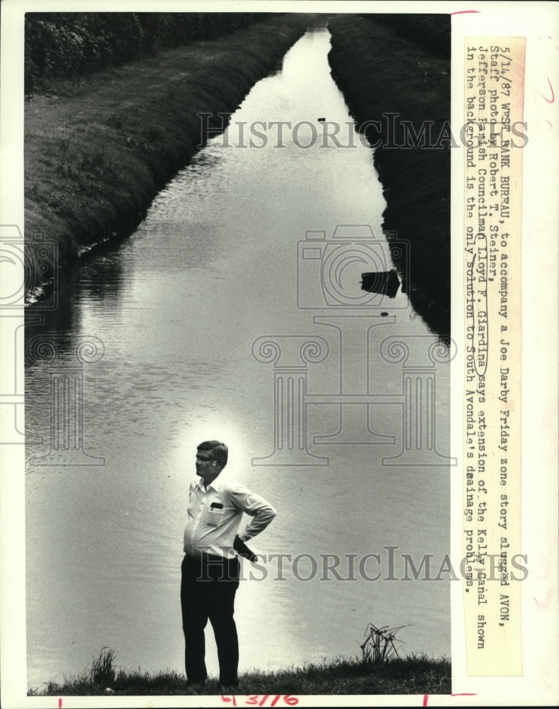 1987 Press Photo Jefferson Parish Councilman Lloyd Giardina next to a canal - Historic Images