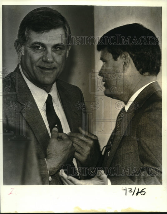1987 Press Photo Councilmen Lloyd Giardina & Ed Muniz talk during a meeting - Historic Images
