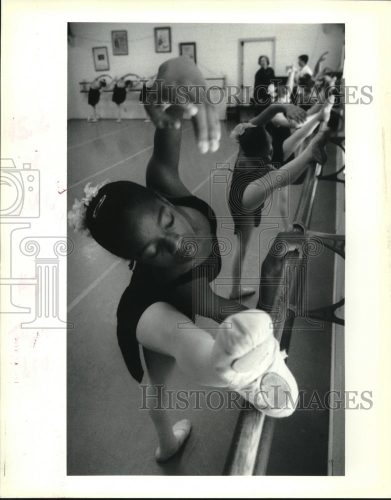 1993 Press Photo Ashley Floyd practices at Giacobbe Academy of Dance - Historic Images