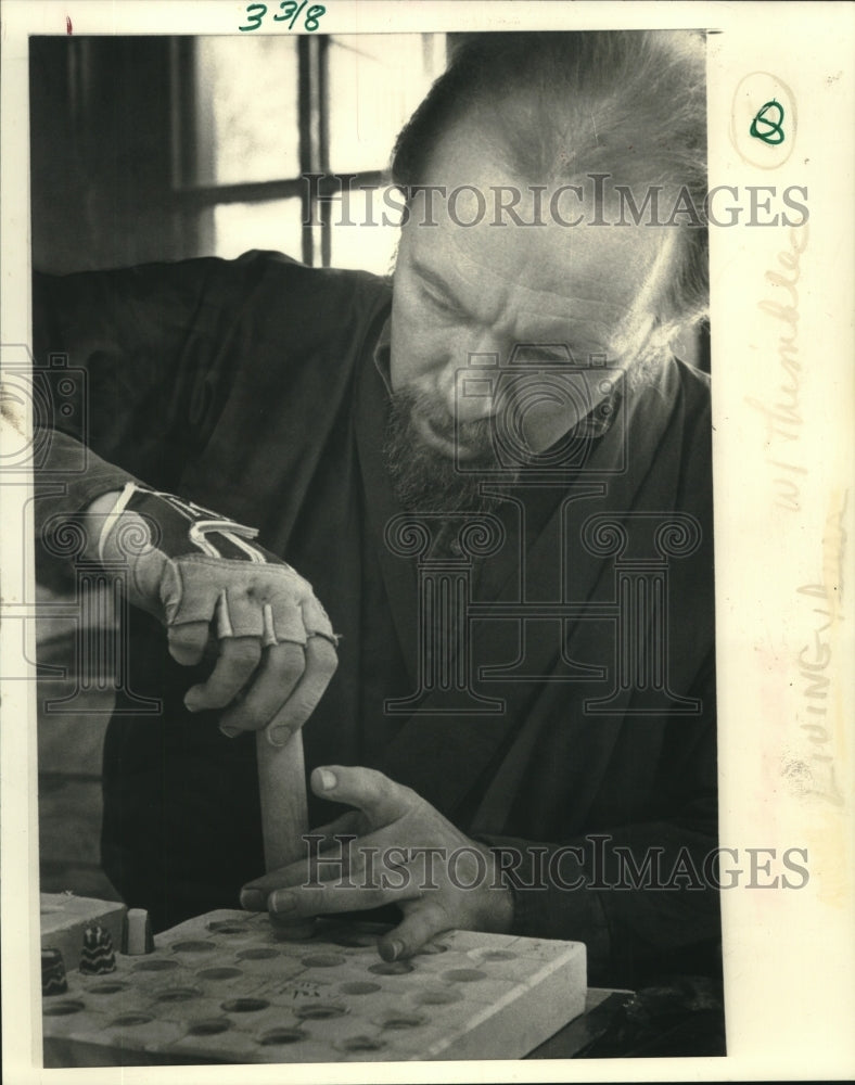 1985 Press Photo Fred Gridley, craftsman sells wares around the country - Historic Images