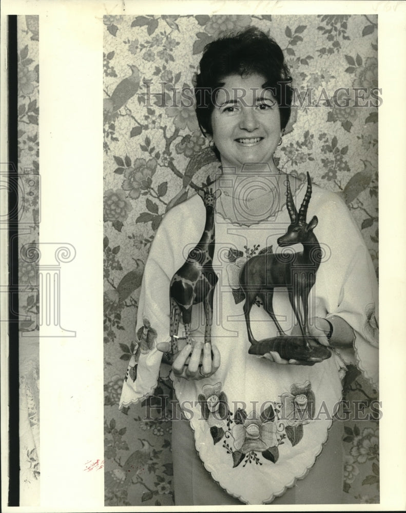 1978 Press Photo Joan Grieggs with attractive pair of wood carvings from Africa - Historic Images