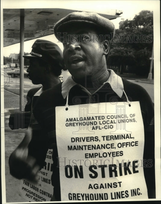 1983 Press Photo Greyhound employee Johnny Woods complains about wages - Historic Images