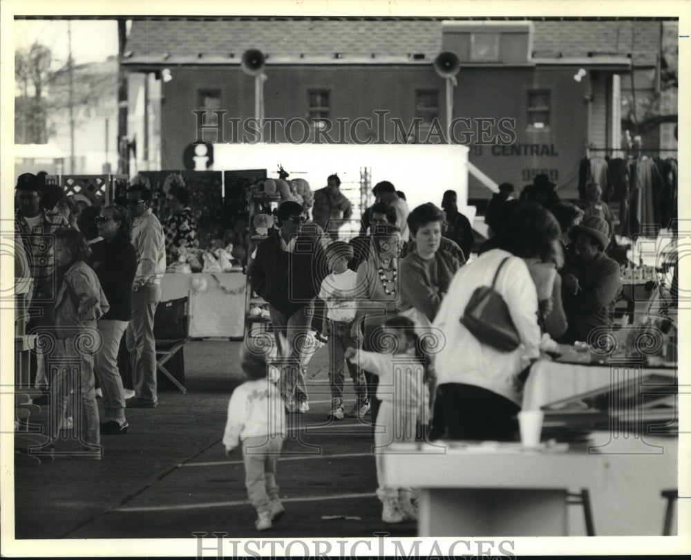 1990 Press Photo Crowd at the grand opening of Gretna Market in Gretna - Historic Images