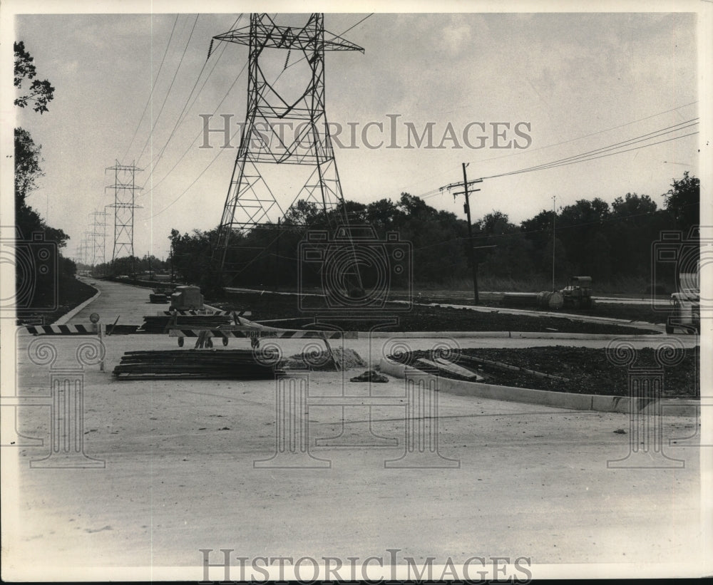 1969 New 4-lane section of Gretna Boulevard at Manhattan Boulevard - Historic Images