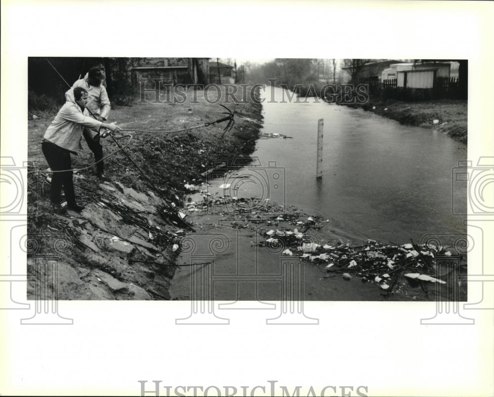 1991 Press Photo City of Gretna Streets &amp; Drainage Department clean Heebe Canal - Historic Images