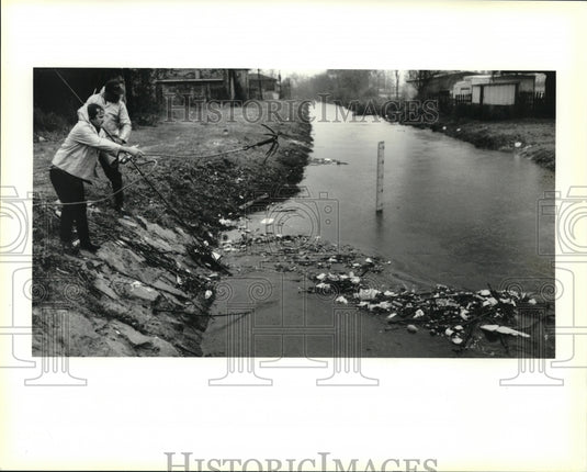 1991 Press Photo City of Gretna Streets & Drainage Department clean Heebe Canal - Historic Images