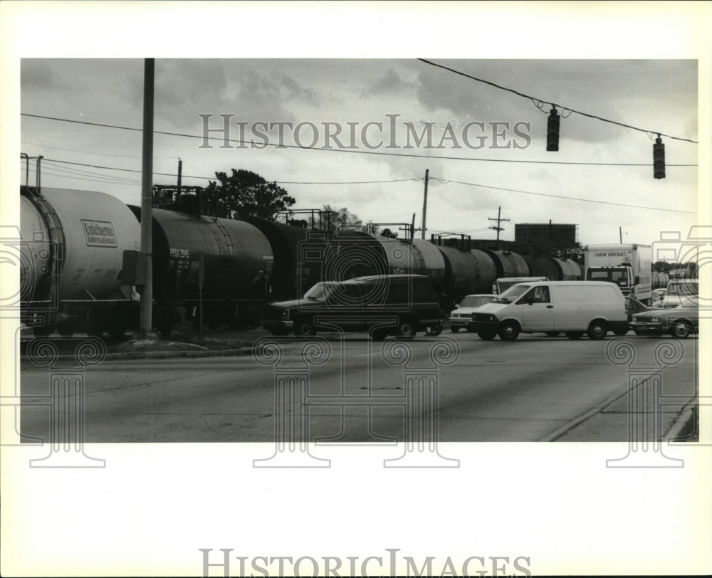 1992 Press Photo Train crosses Whitney in Belle Chase Highway, Gretna - Historic Images