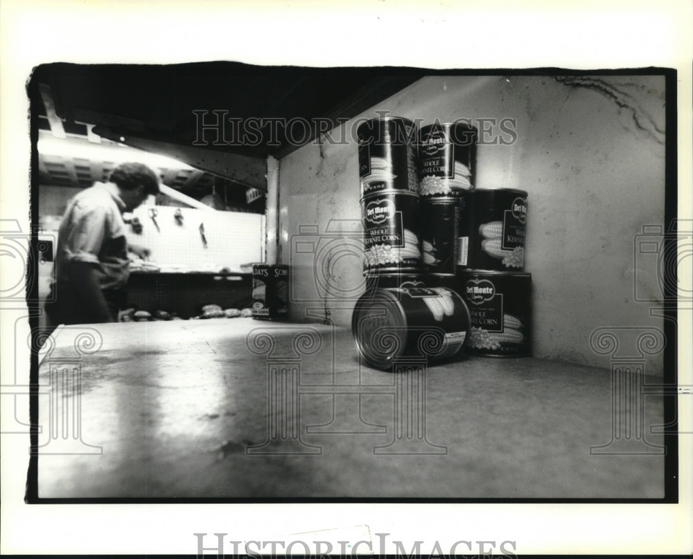 1992 Press Photo Joe Cerniglia fills order for needy family at Gretna Food Bank - Historic Images