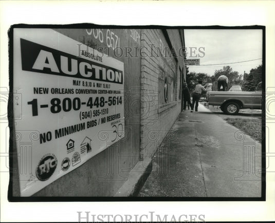 1992 Press Photo Volunteers from the Gretna Food Bank unload a truckload of food - Historic Images
