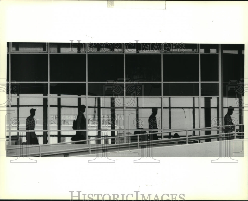 1990 Press Photo Gretna Ferry passengers at ferry terminal in downtown Gretna - Historic Images