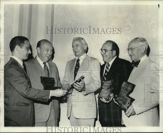 1975 Press Photo Louisiana Civil Service League president gives out Awards - Historic Images