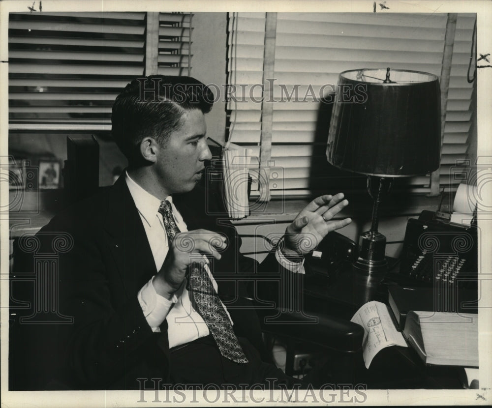 1953 Press Photo Lawyer Norman Gillis Jr.- representing Mary Cain in her trial - Historic Images