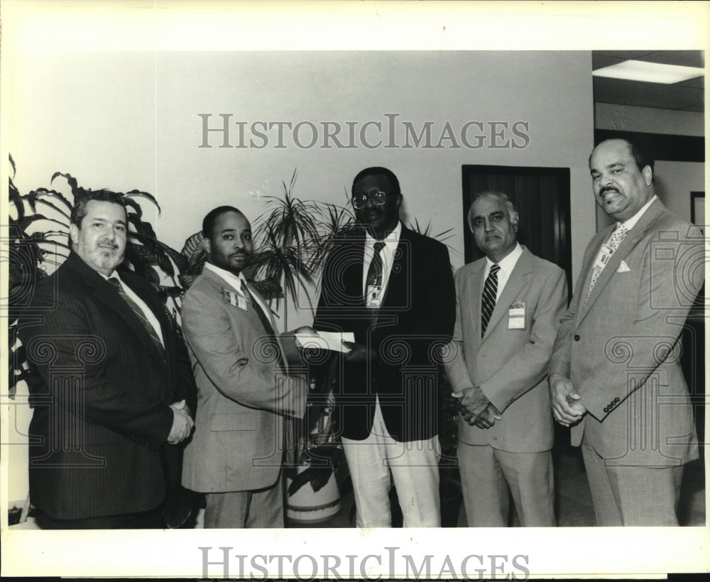 1990 Press Photo Southern University of New Orleans- Accept Scholarship Grant - Historic Images