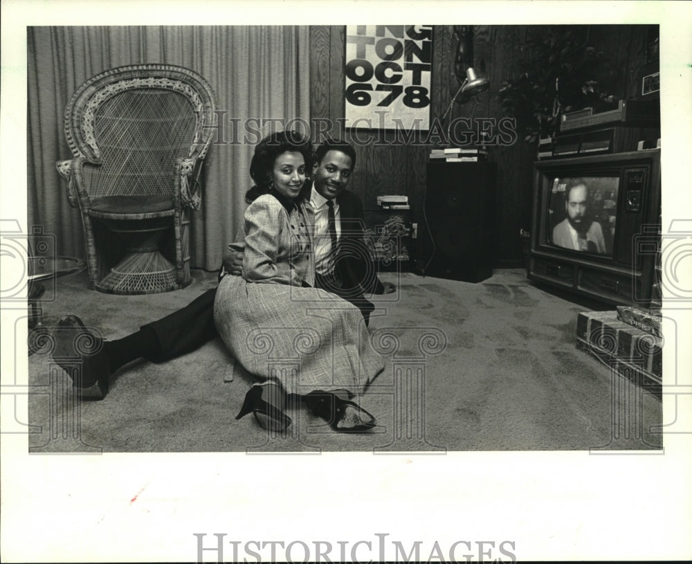 1988 Press Photo Este &amp; David Getechew-Smith sit in their living room - Historic Images