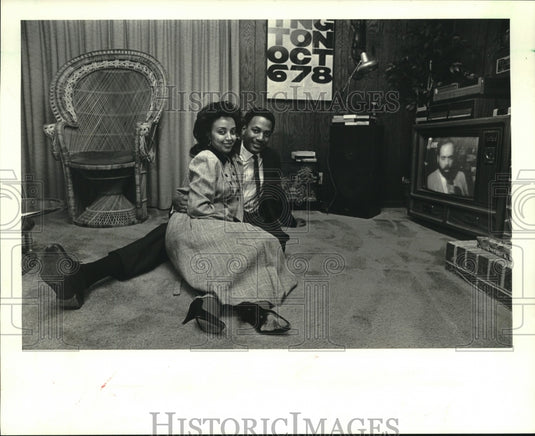 1988 Press Photo Este & David Getechew-Smith sit in their living room - Historic Images