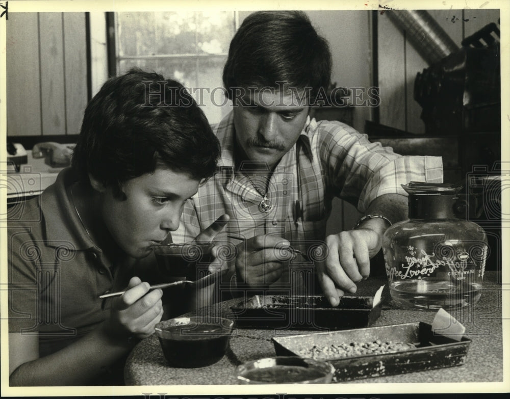 1979 Press Photo Paul Goldstein teaching his son Edward about gourmet coffee - Historic Images