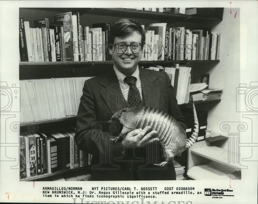 1985 Press Photo Dr. Angus Gillespie with a stuffed armadillo - nob26505 - Historic Images