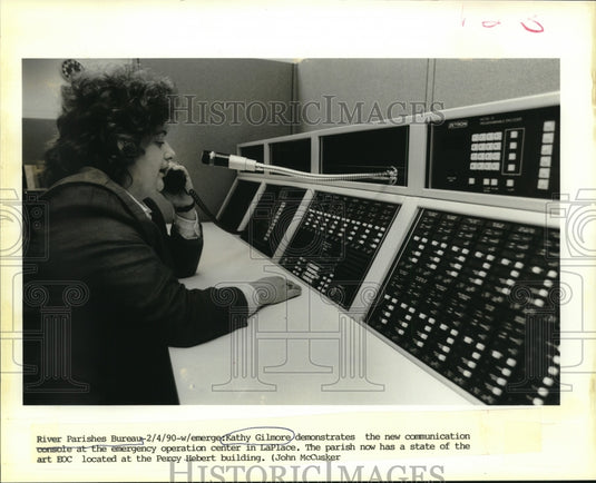1990 Press Photo Kathy Gilmore shows communication console at center in LaPlace - Historic Images