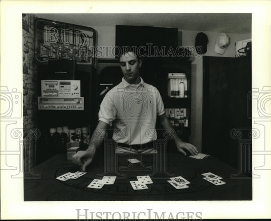 1994 Press Photo David Gilly deals blackjack on a home-made table in his bedroom - Historic Images