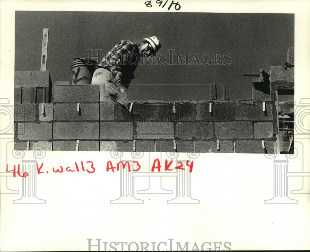 1986 Press Photo Paul Graff working on the addition to St. Ann School, Metairie - Historic Images