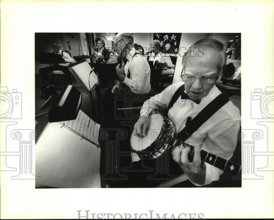 1995 Press Photo Larry Graff of "Five Plus Band" at Nouveau Marc Retirement Home - Historic Images