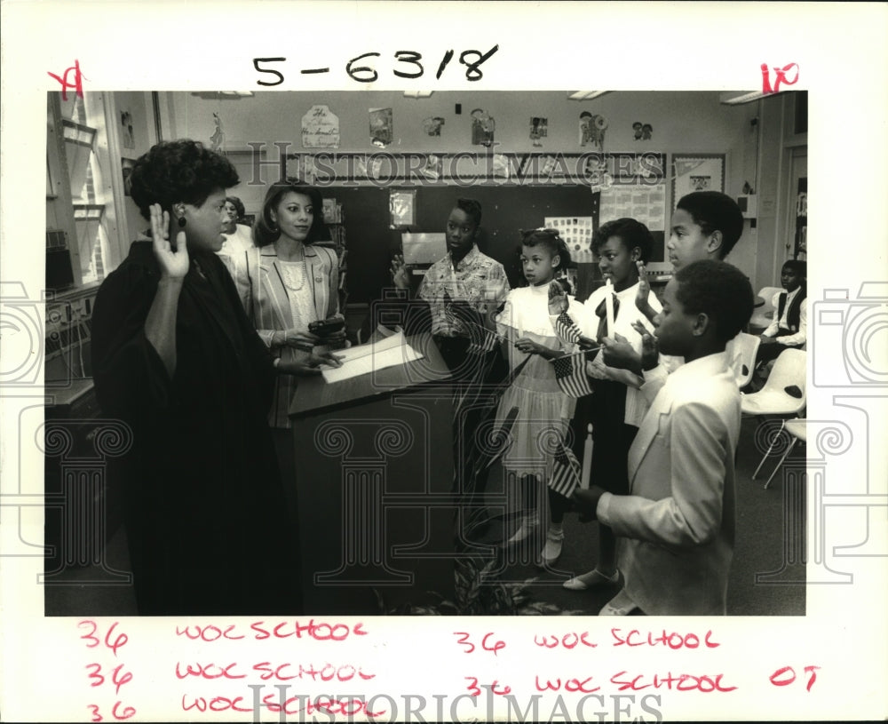 1987 Press Photo Judge Ernestine Gray swears-in Student Council Officers - Historic Images