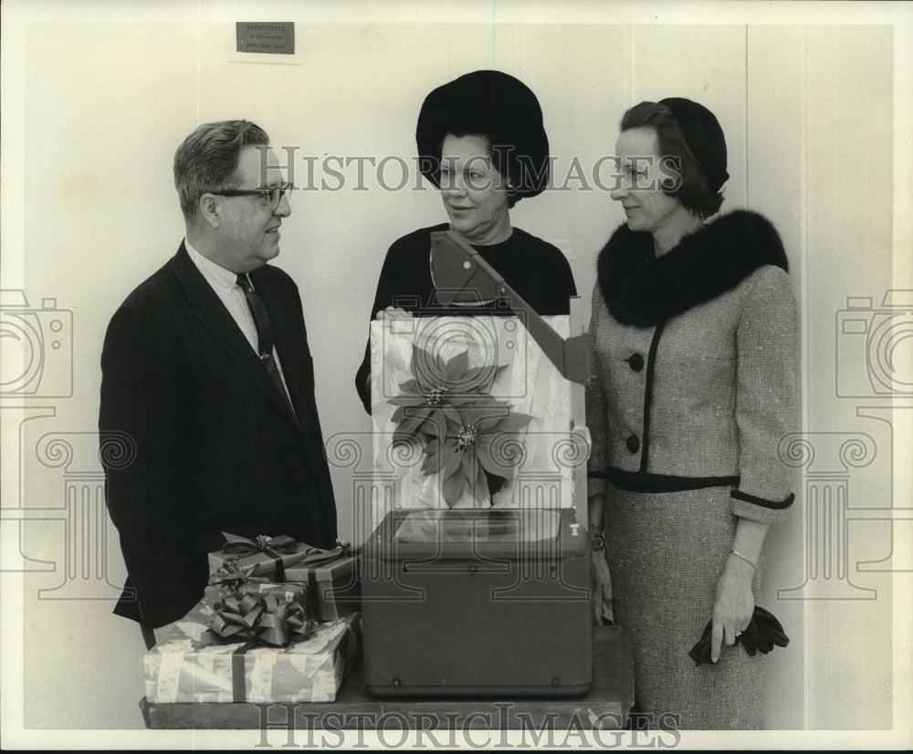 1964 Press Photo Magnolia School receives gifts of overhead projector - Historic Images