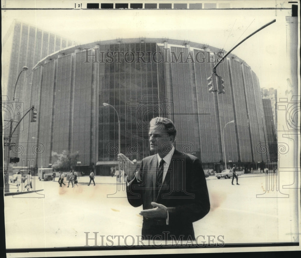 1969 Billy Graham outside Madison Square Garden in New York - Historic Images