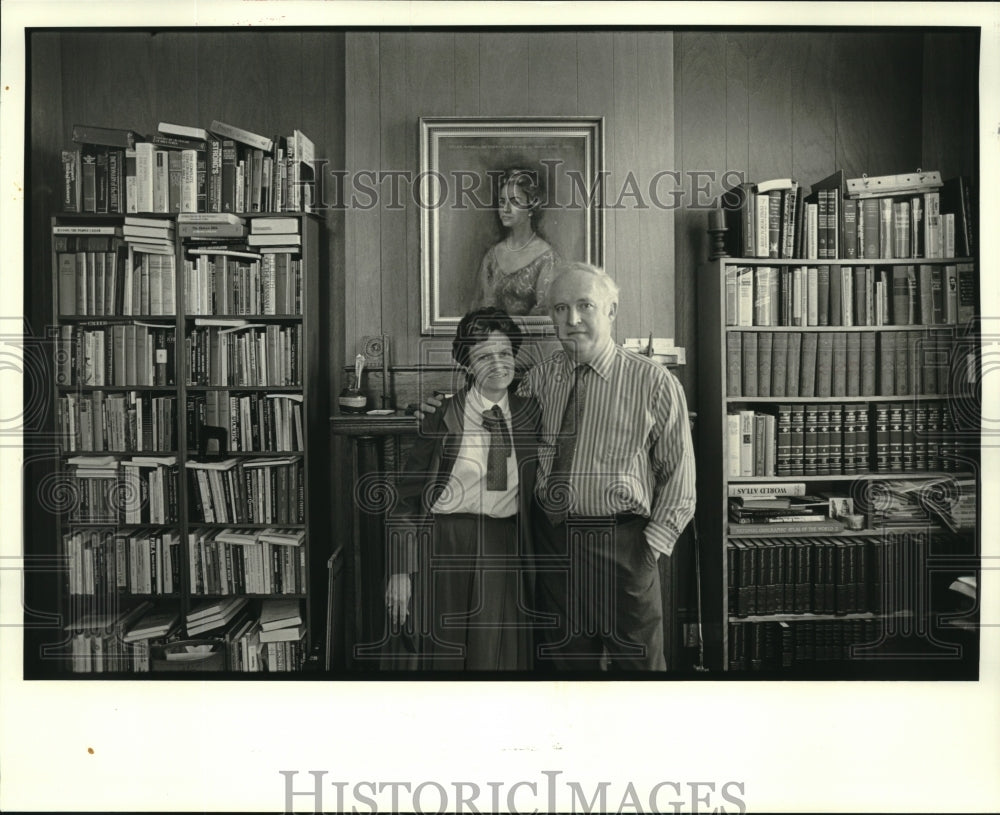 1987 Press Photo Bill & Emile Griffin in library at their home at 5120 Prytania - Historic Images