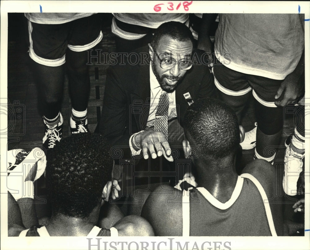 1987 Press Photo New St. Aug basketball coach Bernard Griffin huddles with team - Historic Images