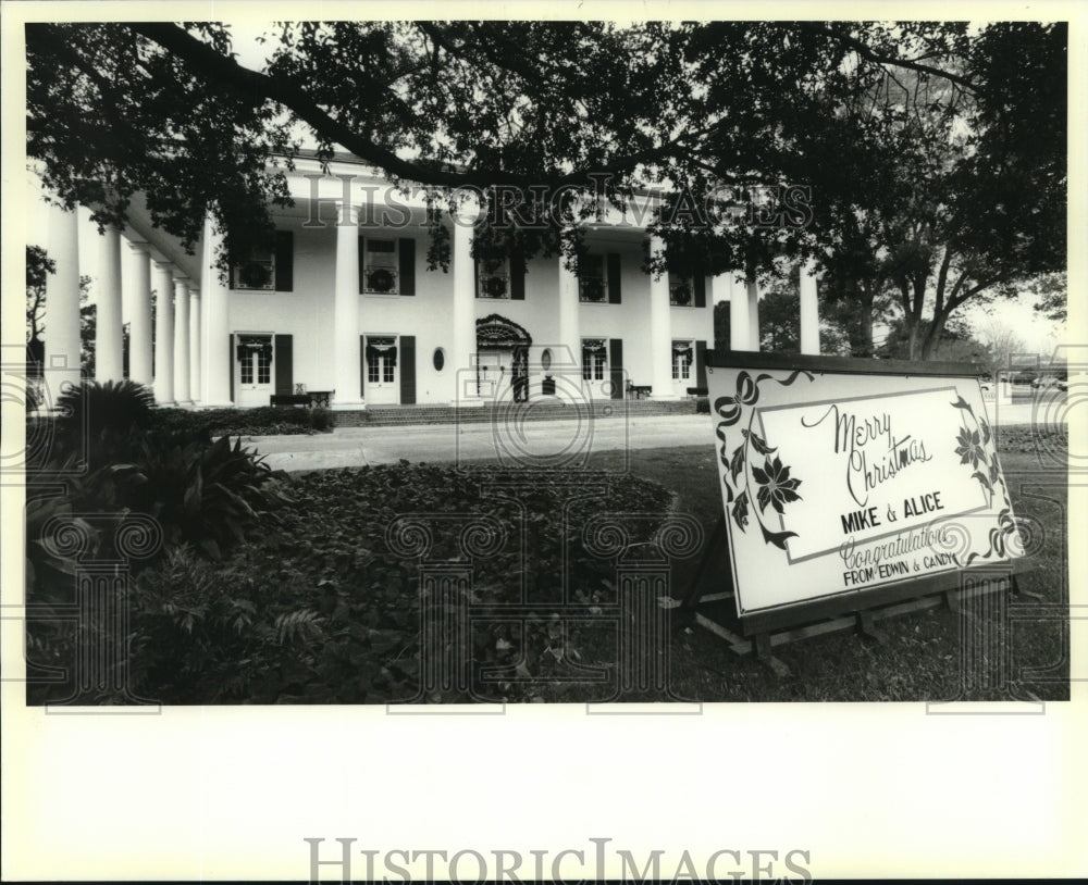 1995 Press Photo Giant Christmas card outside the Governor&#39;s Mansion, Louisiana - Historic Images