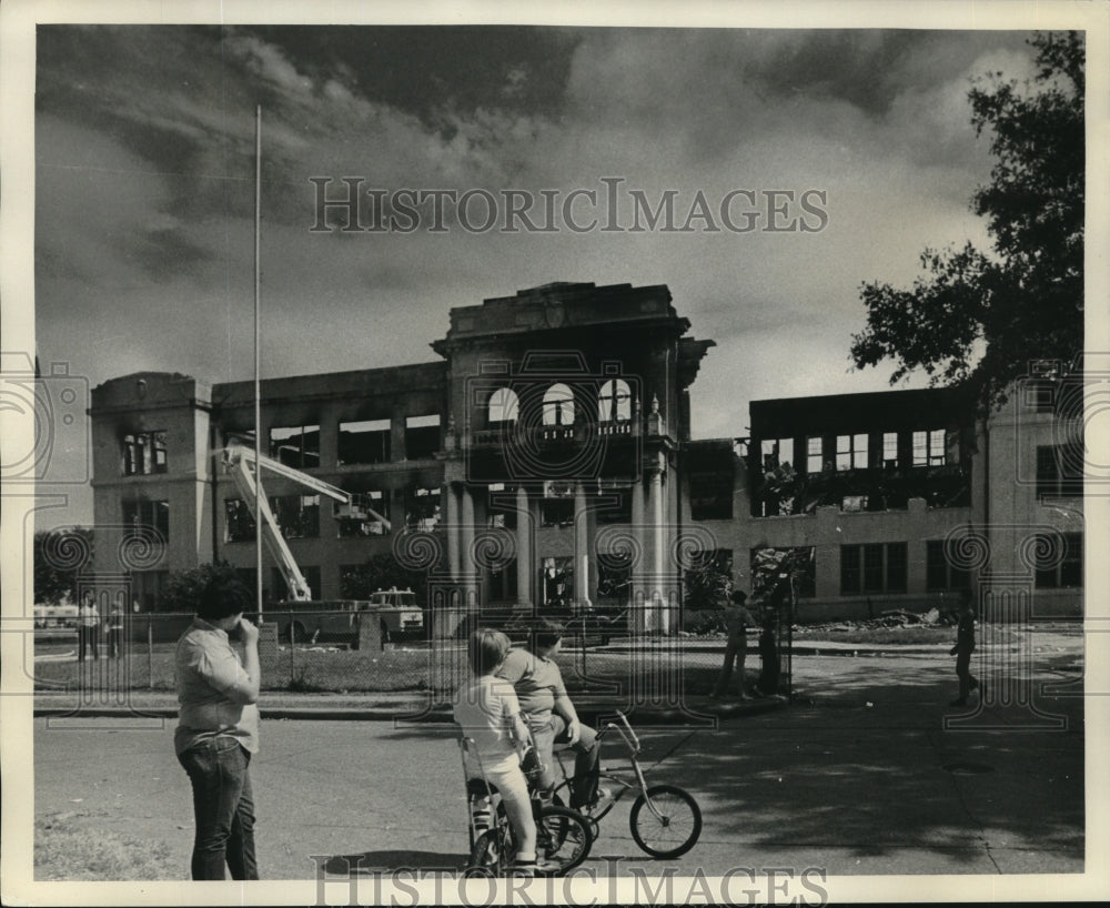 1975 Press Photo Children outside Gretna Middle School - nob26598 - Historic Images