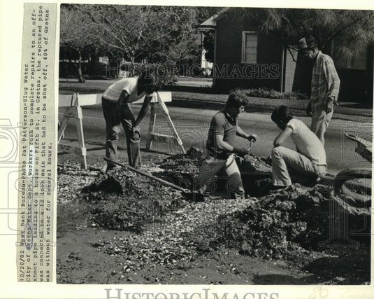 1982 Press Photo Gretna water workers rush to fix a ruptured pipe. - nob26648 - Historic Images