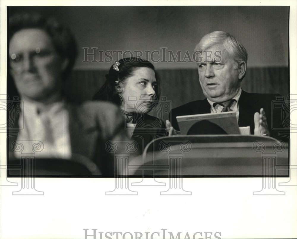 1987 Press Photo Willard Gourley confers with counsel before committee hearing - Historic Images