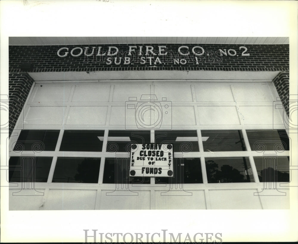 1990 Press Photo Sign announcing the closing of Gould Fire Co. 2 in Gretna. - Historic Images