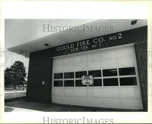 1990 Press Photo Sign announces the closing of Gould Fire Co. 2 in Gretna. - Historic Images