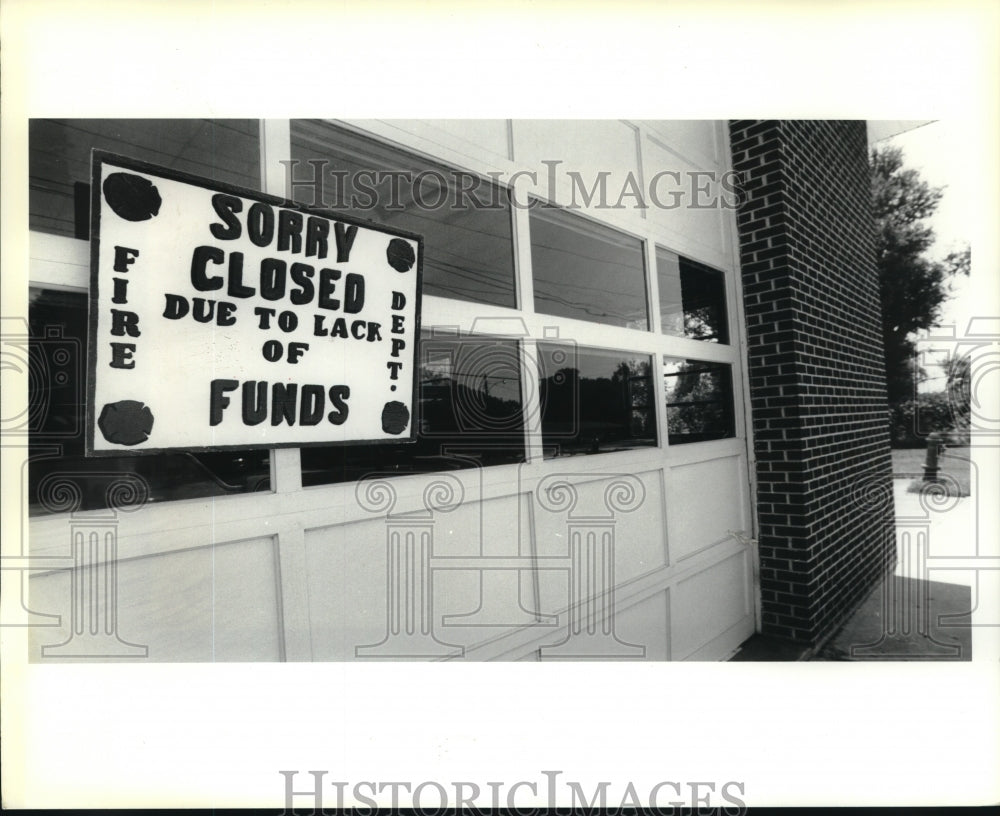 1990 Press Photo A closed sign on the front doors of the Gould Fire Co. 2. - Historic Images