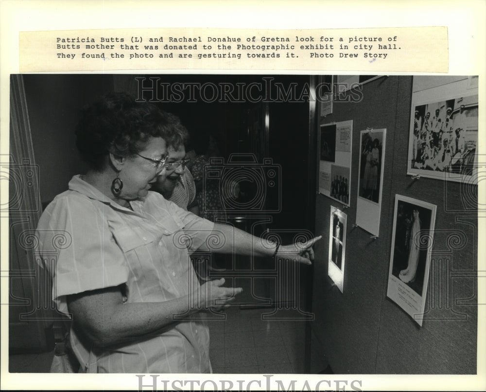 1988 Press Photo Residents point to relative&#39;s photo at Gretna&#39;s Diamond Jubilee - Historic Images