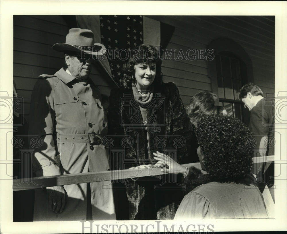 1987 Press Photo Visitors mingle outside the Gretna Depot - Historic Images