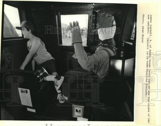 1988 Press Photo James Carnell visits exhibit during the Gretna Diamond Jubilee - Historic Images