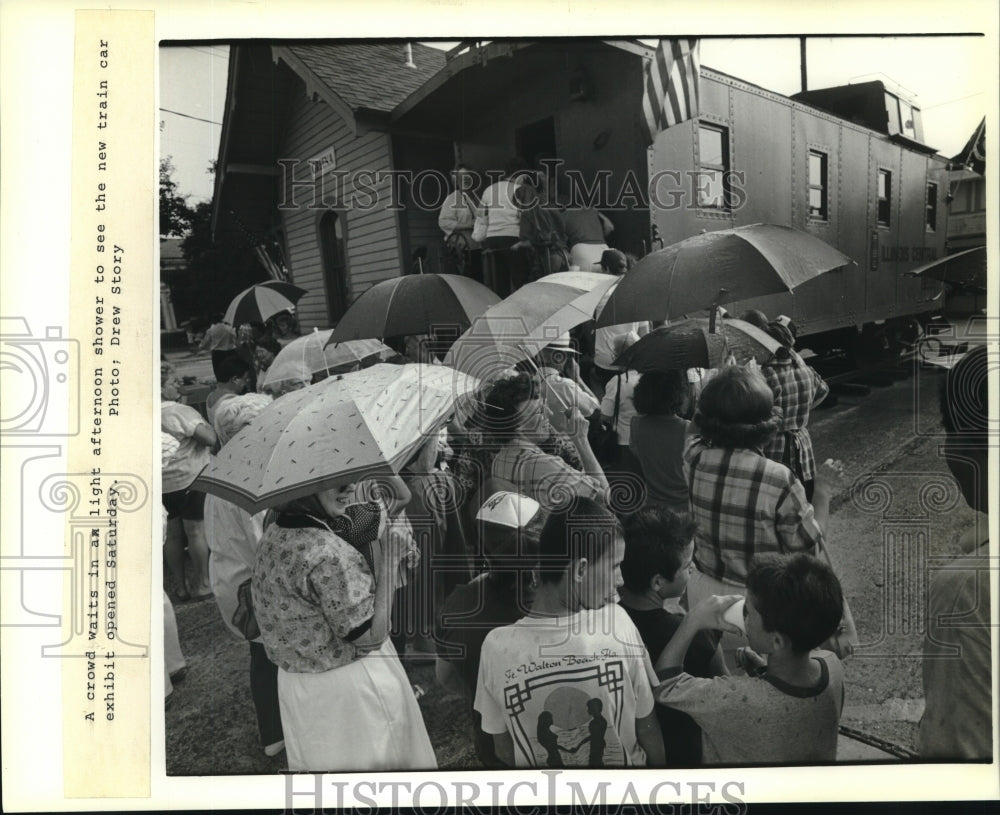 1988 Press Photo Crowd waits in rain to visit new train car exhibit - Historic Images