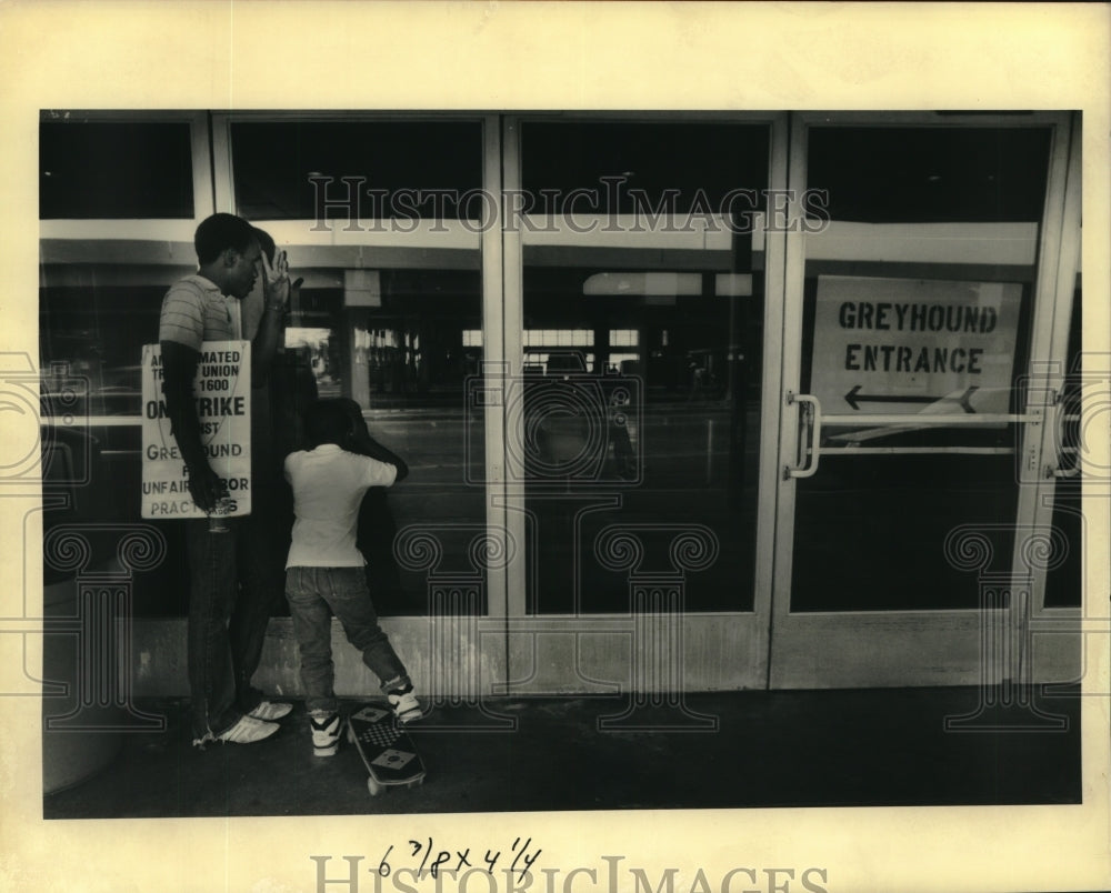 1990 Press Photo Larry Warner, Greyhound bus driver on strike - Historic Images