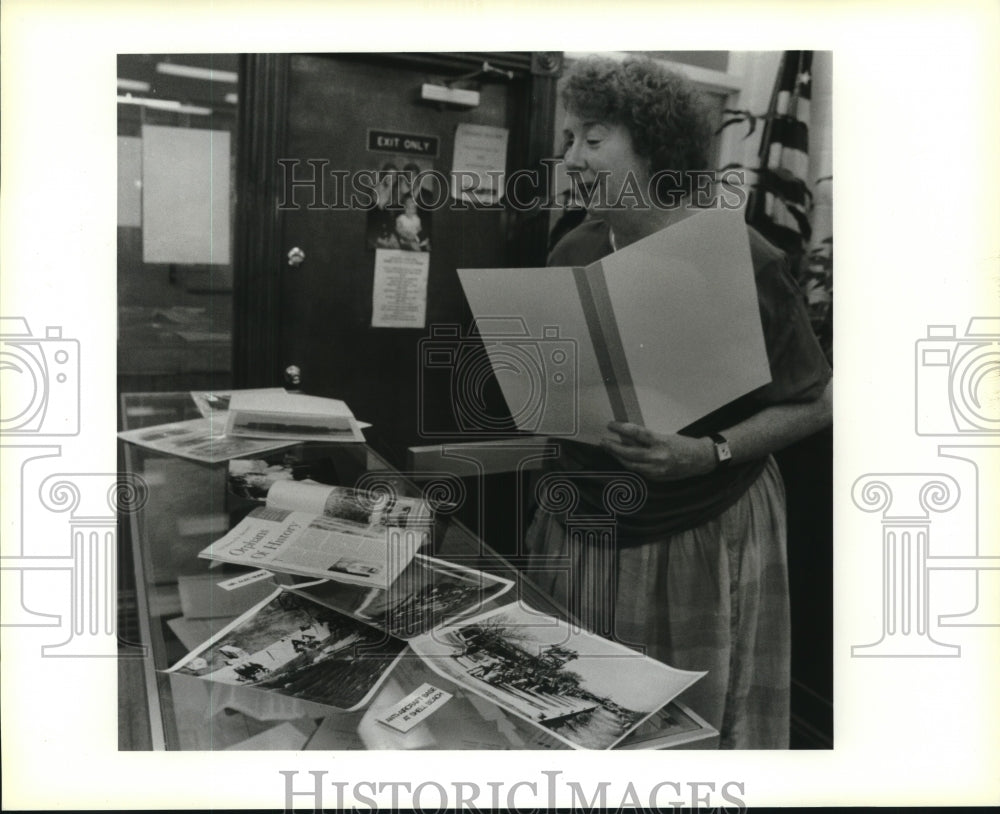 1994 Press Photo Nancy Grey, Curator of Archives at Nunez Community College - Historic Images