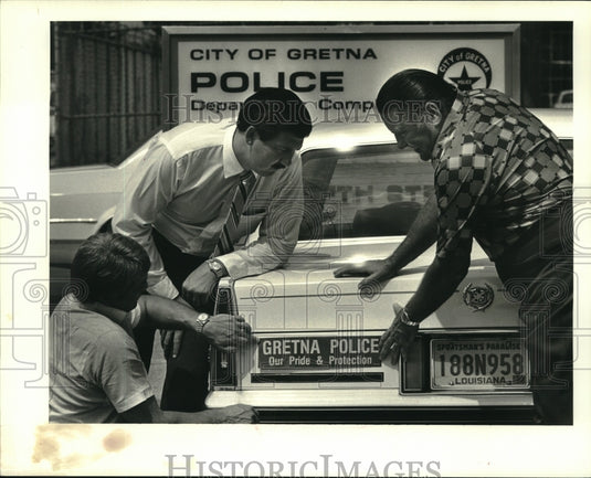 1986 Press Photo Roy Liner presents bumper sticker to Gretna Police Chief - Historic Images