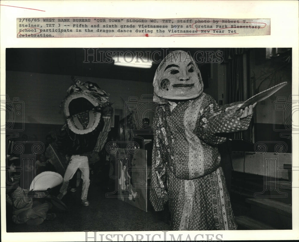 1985 Press Photo Vietnamese students at Gretna Park Elementary do dragon dance - Historic Images