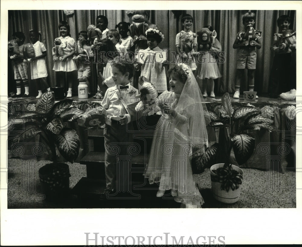 1987 Press Photo Kindergartners of Gretna Park Elementary in school program - Historic Images