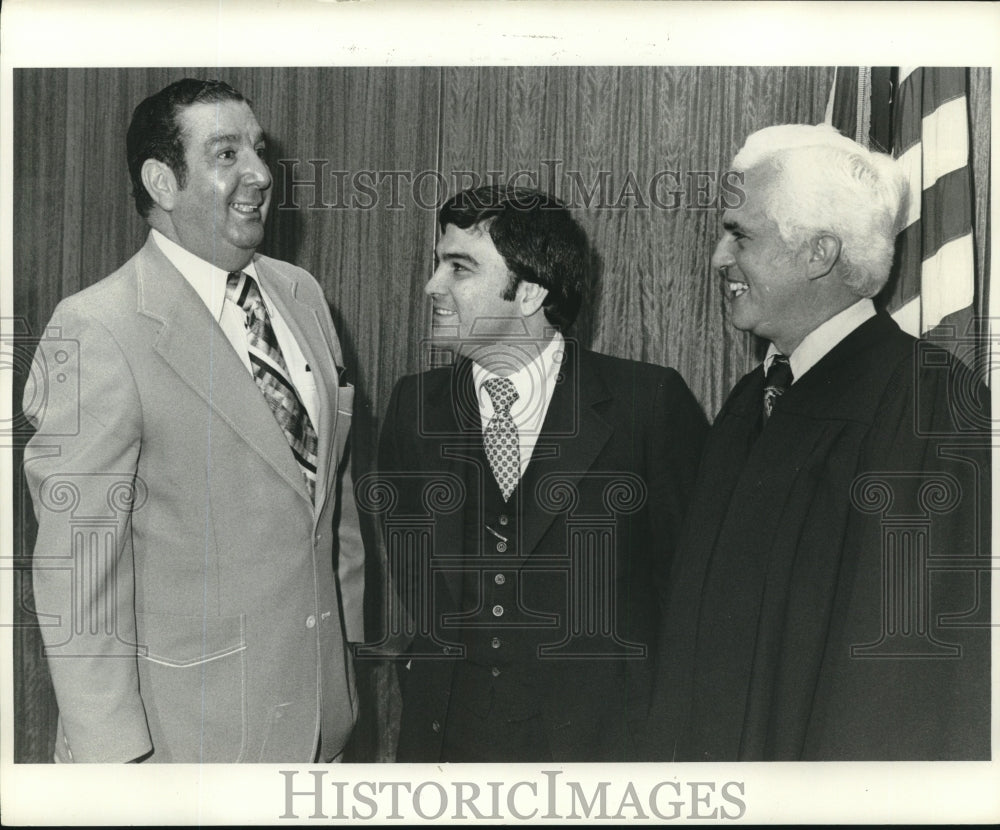 1976 Press Photo Councilmen Joe Giarrusso &amp; Brad Bagert with Justice Calogeso - Historic Images