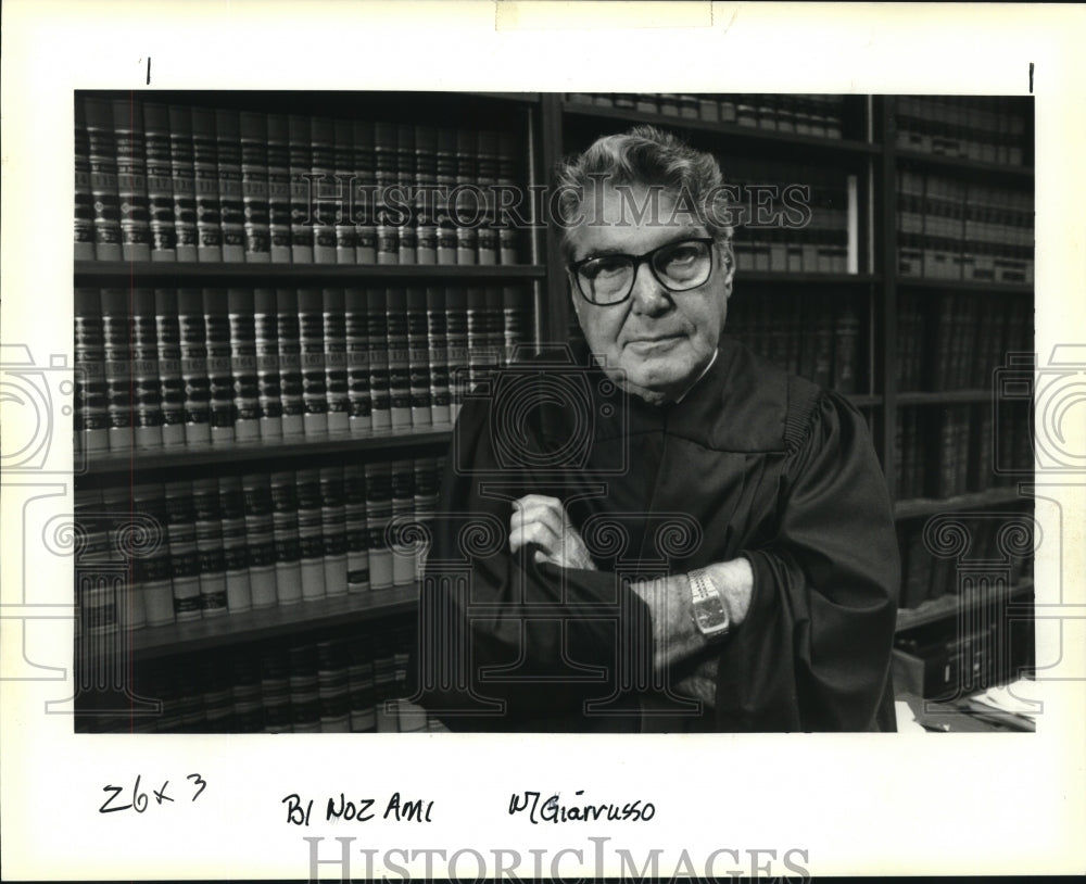 1991 Press Photo Juvenile court judge Clarence Giarusso in his office - Historic Images