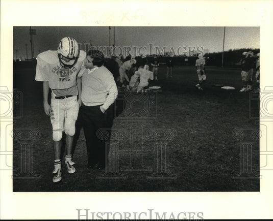 1983 Press Photo St. Bernard Director Jose Becerra talks to Jose Becerra - Historic Images